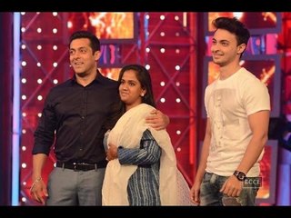 Tải video: Arpita Khan-Aayush Sharma Visit Salman On The Sets Of Bigg Boss 8 - BT