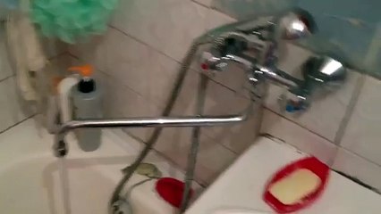 Un robinet aspire de l'eau