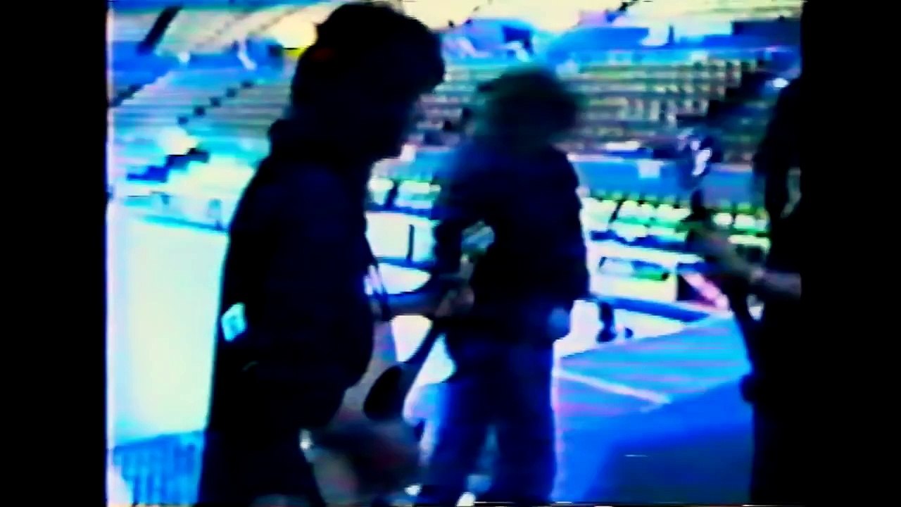 Eddie Van Halen rare footage pre-concerts (and playing a telecaster, see 2:40)