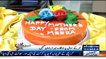 Meera Ne Aik Mahiney Main Teesri Baar Apna Birthday Cake Kata