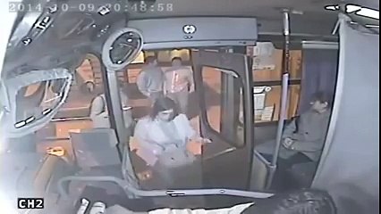 Bandido apanhando do motorista do onibus!