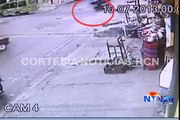 Impresionantes imágenes muestran momento en el que bus sin frenos cae sobre un automóvil en Bogotá