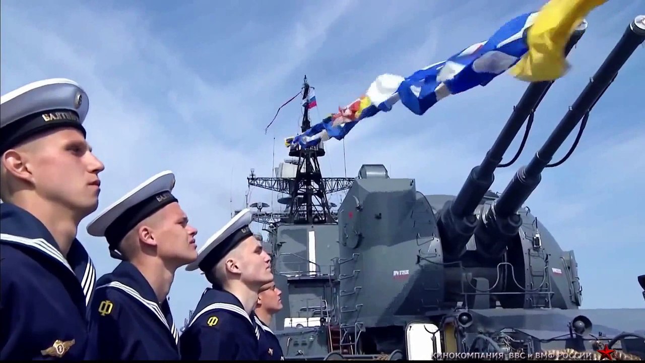 Parade la flotte russe de la mer Baltique