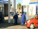 مغربيات يعملن في محطات البنزين لاستكمال الدراسة.
