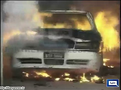Dunya News - Daska: Protesters set fire to TMO's car
