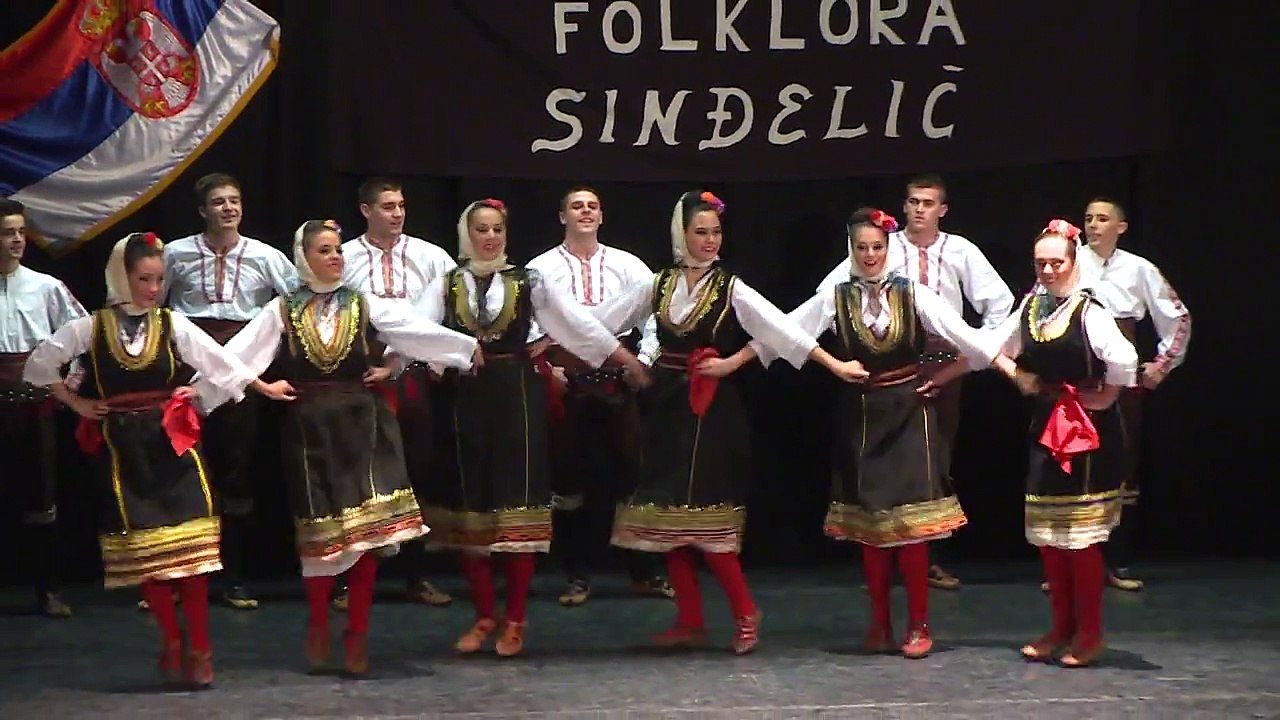 vesela deca igraju kolo