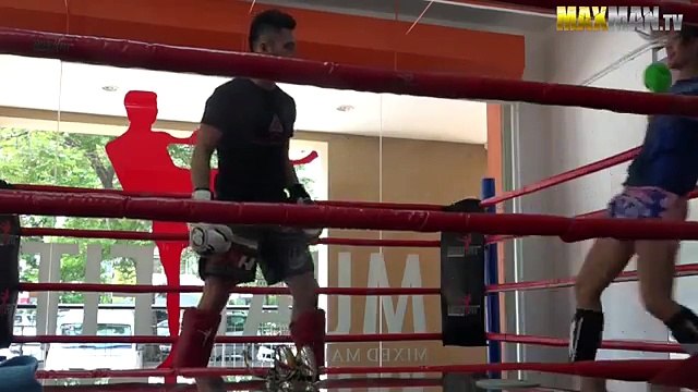 Une championne de boxe thaï se fait passer pour une débutant