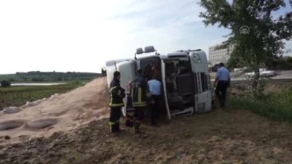 Civciv Yemi Yüklü Tır Devrildi: 1 Yaralı