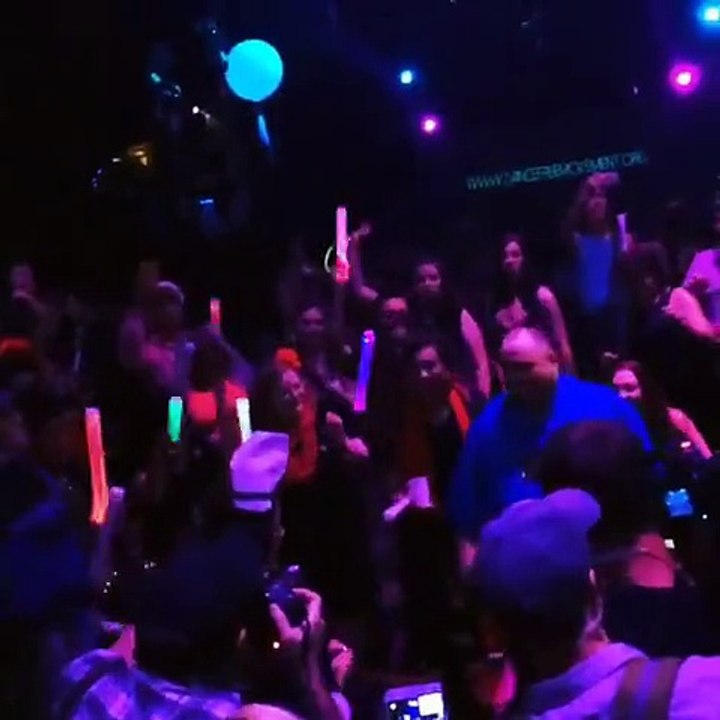 Dancing Man danse à sa fête de Los Angeles