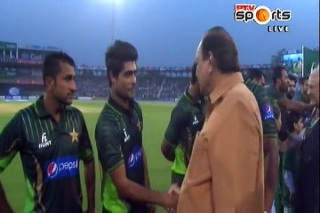 Mamnoon Hussain was introduced to the teams.