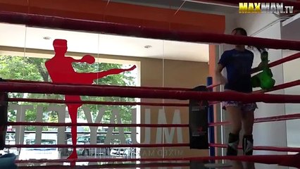 Une championne de boxe thaï se fait passer pour une débutante