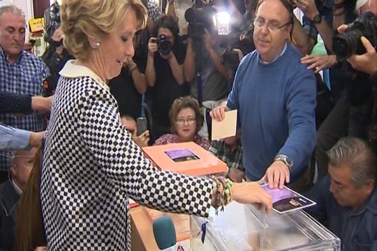 Gritan Manuela Carmena ante Esperanza Aguirre