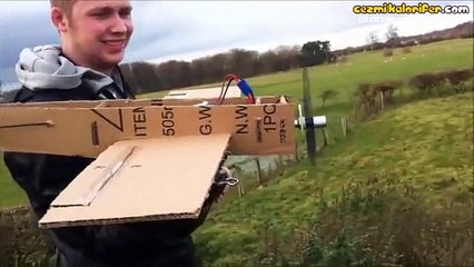 Kartondan Yaptıkları Uçağın Uçmasına Katıla Katıla Gülen Adamlar