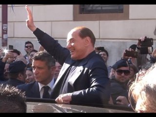 Caserta - Berlusconi saluta i lavoratori Indesit dal predellino (23.05.15)