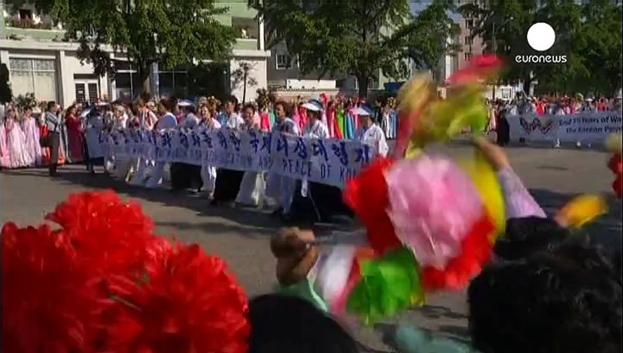 Una marcha de mujeres por la paz cruza la frontera de las dos coreas