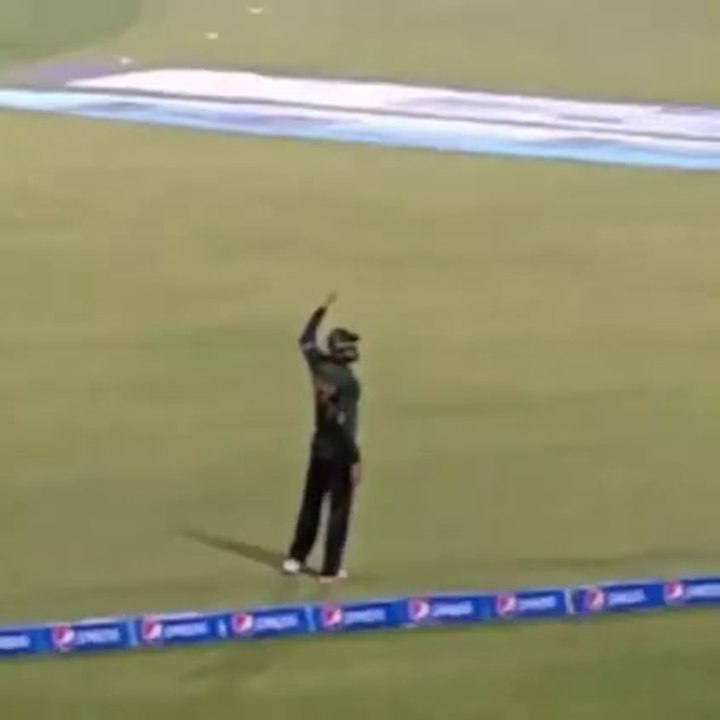 Ahmed shehzad taking selfie with crowd