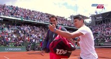 Roland Garros: un spectateur entre sur le terrain pour faire un selfie avec Roger Federer