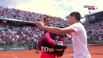 Roland Garros : un spectateur entre sur le terrain et fait un selfie avec Roger Federer