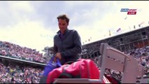 Roland Garros : Fan invades pitch to get a selfie with Roger Federer