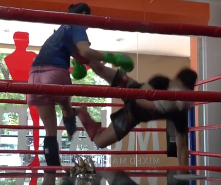 Une championne de boxe thaï joue la débutante contre des profs