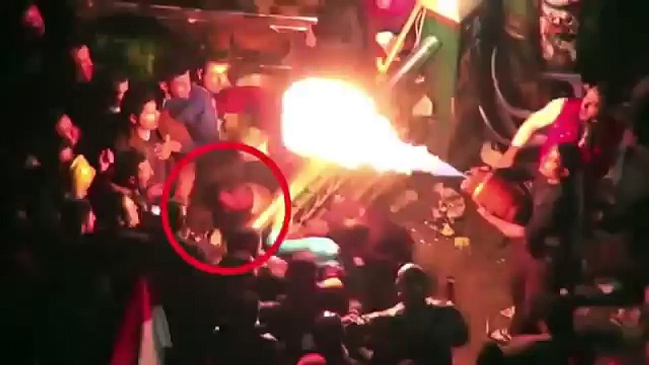 كلاب البرادعى وحمدين وحفلة تحرش جماعى باحد البنات فى ميدان التحرير وهى دى الليبراليه يامنى !!!!!!!