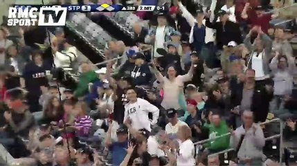 Baseball: Un spectateur attrape une batte d’une main sans renverser sa bière