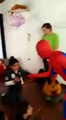 Quand Spiderman se plante violemment : faceplant et KO direct!