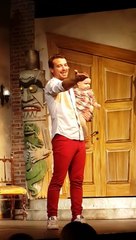 Pedro con Oli en saludo final Casa Fantasma (video de Moira) - 23 de Mayo