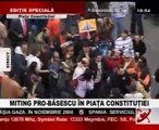 Traian Băsescu face o baie de mulţime în P-ţa Constituţiei