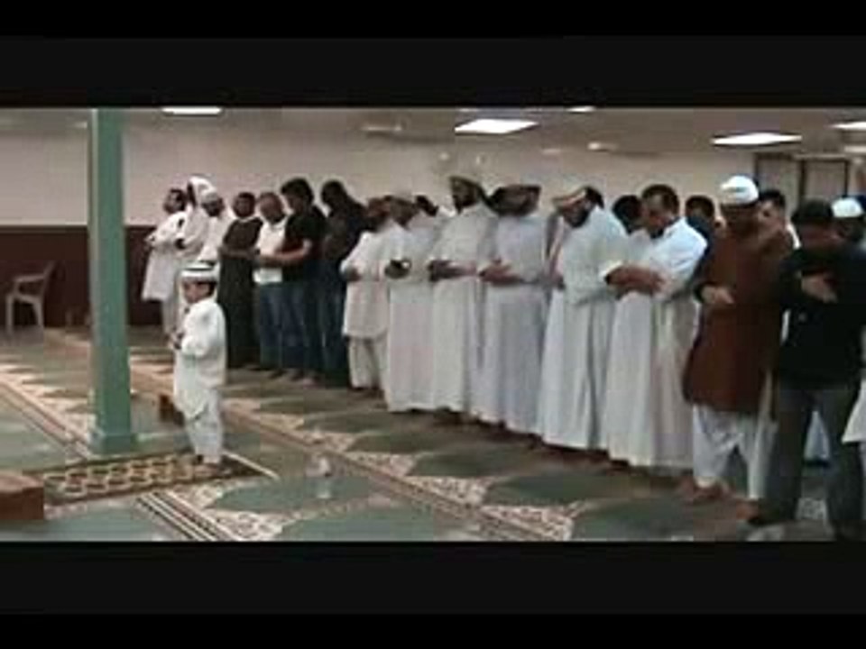 Küçük çocuk imamlık yapıyor ve mükemmel bir kıraatle Kur'ân okuyor, maşallah.