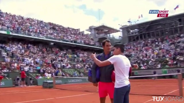 Un spectateur essaie de faire un selfie avec Roger Federer (Roland Garros)