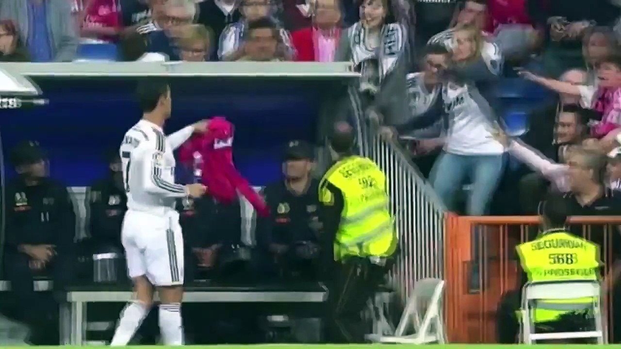 Cristiano Ronaldo donne son sweat à un fan qui fond en larmes