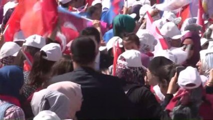 Davutoğlu, Vatandaşları Efe Başlığı Giyerek Selamladı