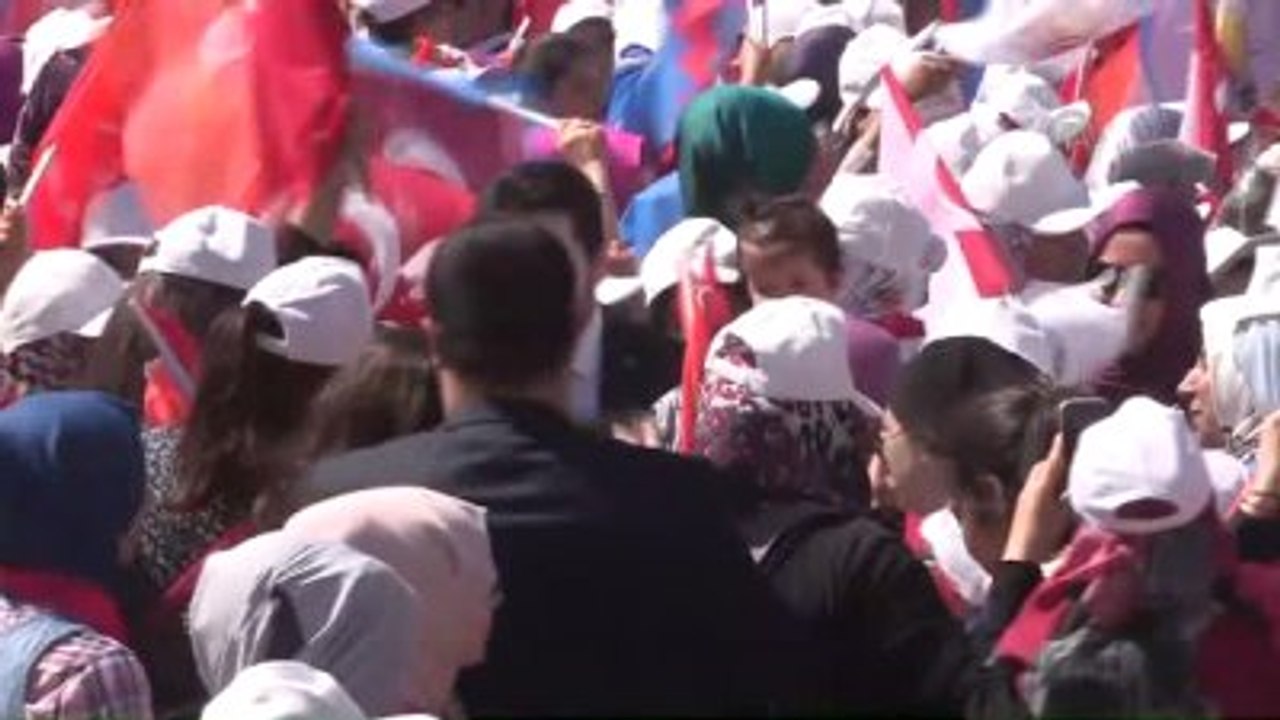 Davutoğlu, Vatandaşları Efe Başlığı Giyerek Selamladı