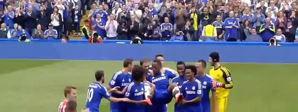 Drogba est porté en triomphe par ses coéquipiers de Chelsea