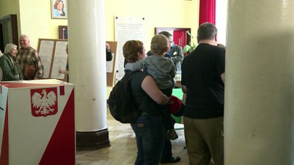 Polônia escolhe presidente em 2º turno acirrado