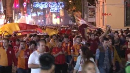 Galatasaray Taraftarları Derbi Galibiyetinitaksim'de Kutladı