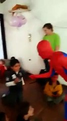 Spider-Man KO pendant un anniversaire