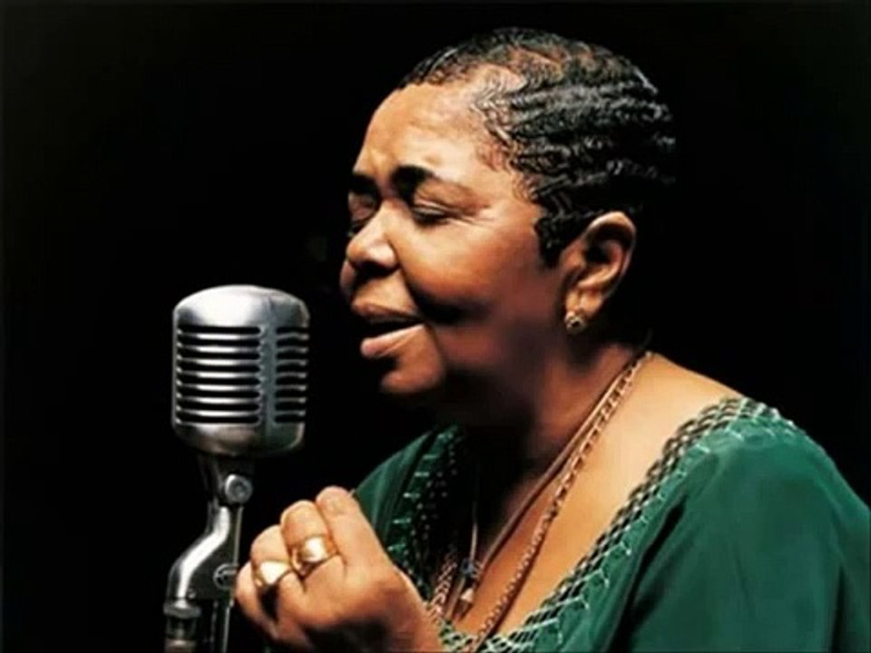 Cesária Évora (27-08-1941-17-12-2011)  Beijo Roubado