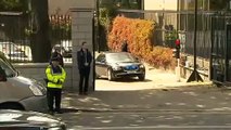 سيارة اوباما تعلق لحظة خروجها من السفارة الامريكية