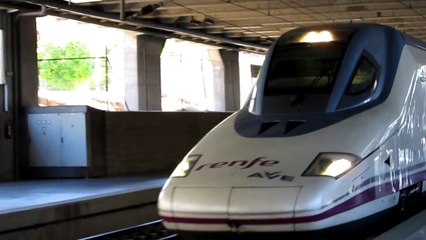 HD - Tren / Train AVE S-102 llegando a la estación de Córdoba Central - Spain