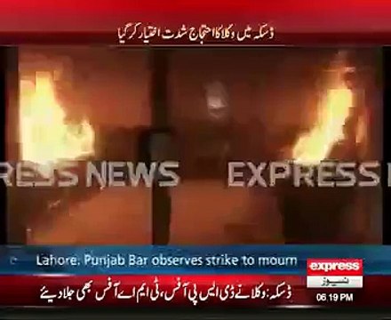 Protesters Burnt Assistant Commissioner House And Car in Daska Watch Exclusive Video