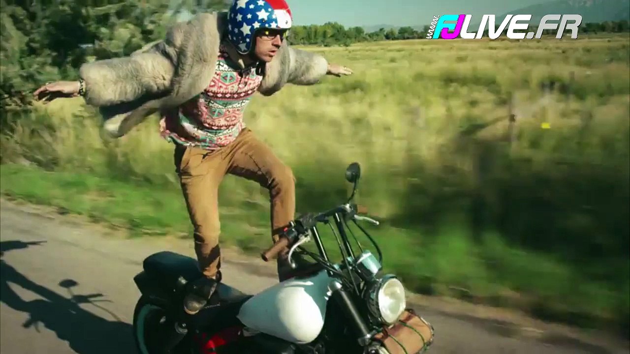 Ils sont debout sur leur motos à 50kmh