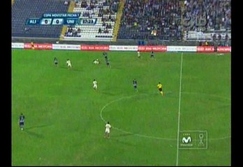 Alianza Lima: el palo le negó el gol a Mauro Guevgeozián