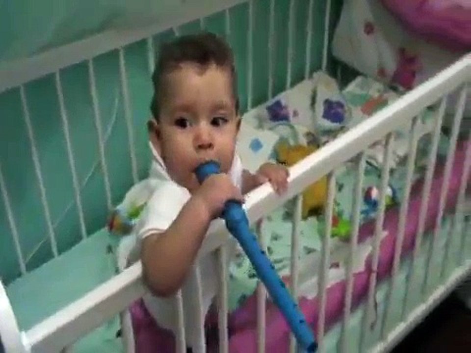 Bebe tocando flauta