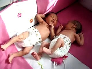 Ingrid e Yasmim tomando sol muito importante para pele apenas de manha ou a tarde