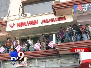 Download Video: Jewellery showroom robbed at gunpoint, one held - Tv9 Gujarati