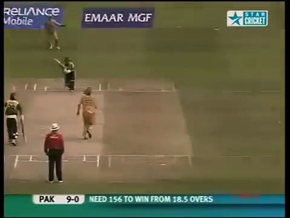 Imran Nazir pulls Nathan Bracken for a huge six