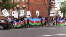 Azeriler Londra'daki Ermenistan Elçiliği Önünde Gösteri Düzenledi