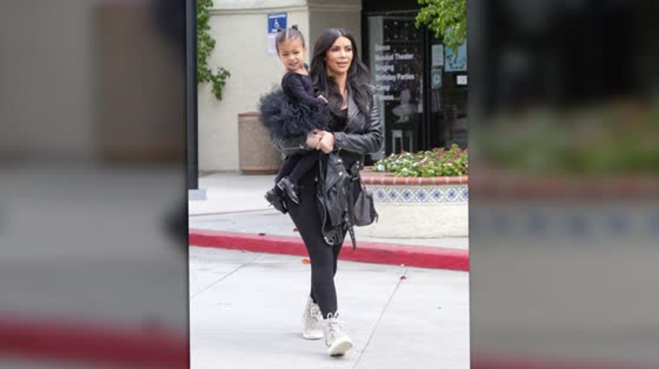 Kim Kardashian luce preparación para su aniversario al llevar los niños a clase de Ballet